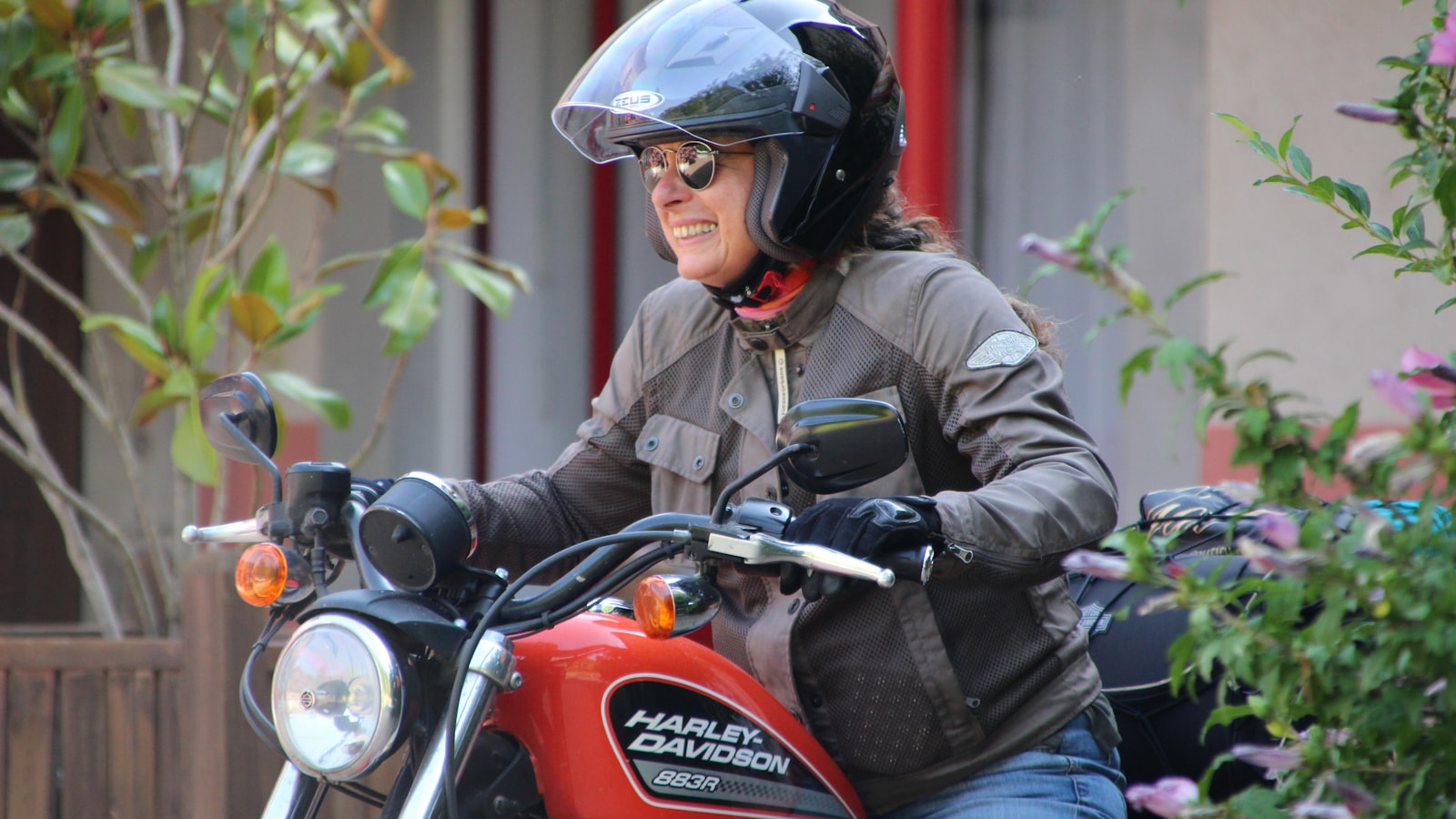 Femme a moto sur une Harley Davidson