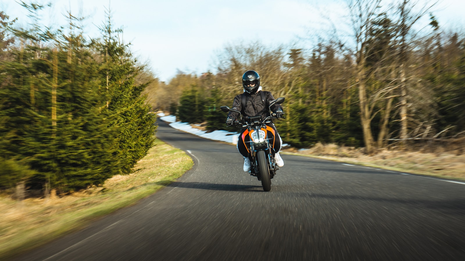Motard sur une route, moto en mouvement