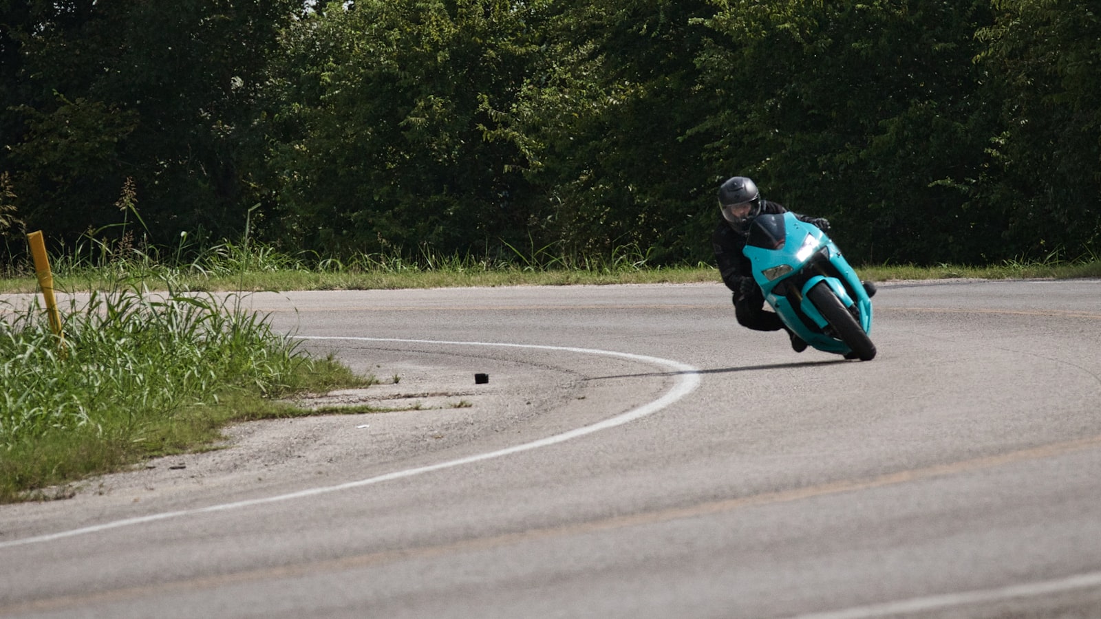 Motard penché dans un virage serré