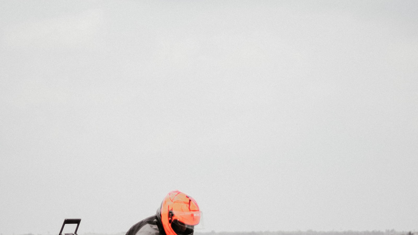 Motard sur une route ouverte au grand air