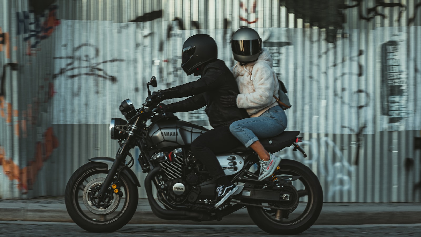 Deux motards roulant en duo l'été